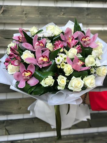 Букет цветов из: Розы и Хризантемы в Лебяжьем Ленинградской области