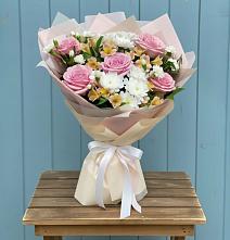 Букет цветов из:  Гвоздики, Орхидеи и Розы в Лебяжьем Ленинградской области