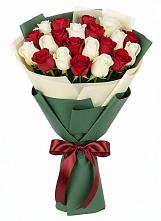 Букет Микс из красных и белых роз в Лебяжьем Ленинградской области