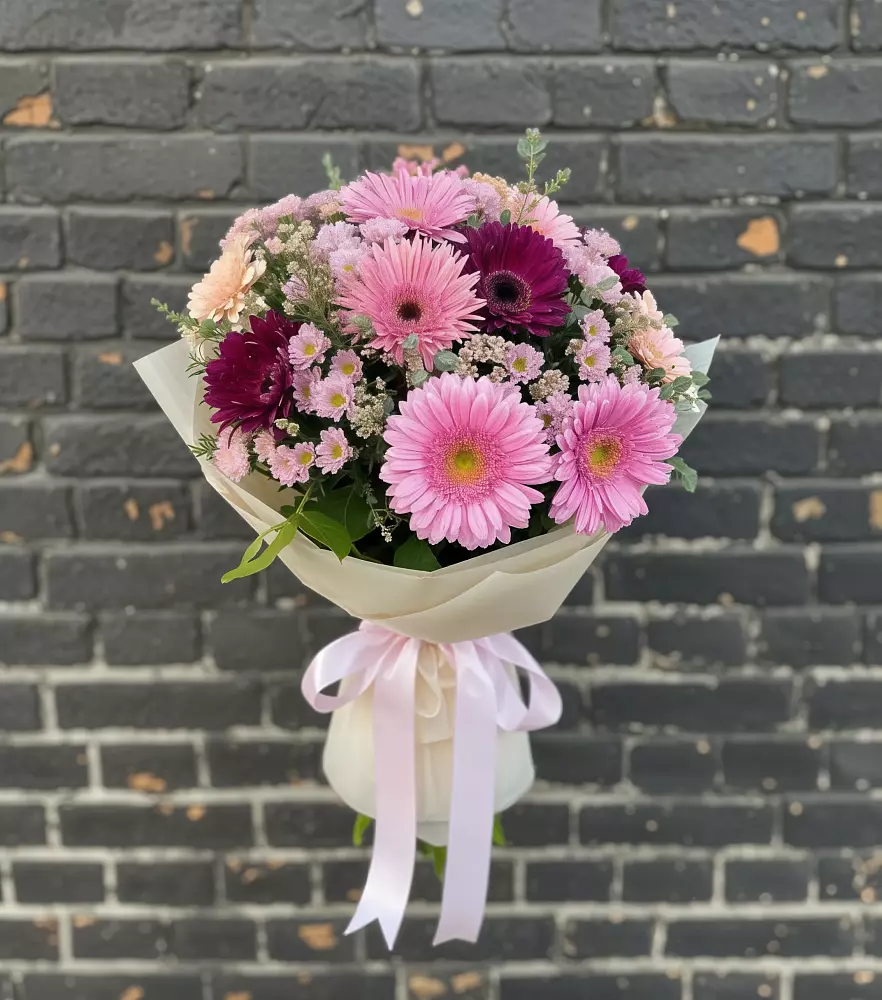 Букет цветов из: Герберы и Хризантемы в Лебяжьем Ленинградской области
