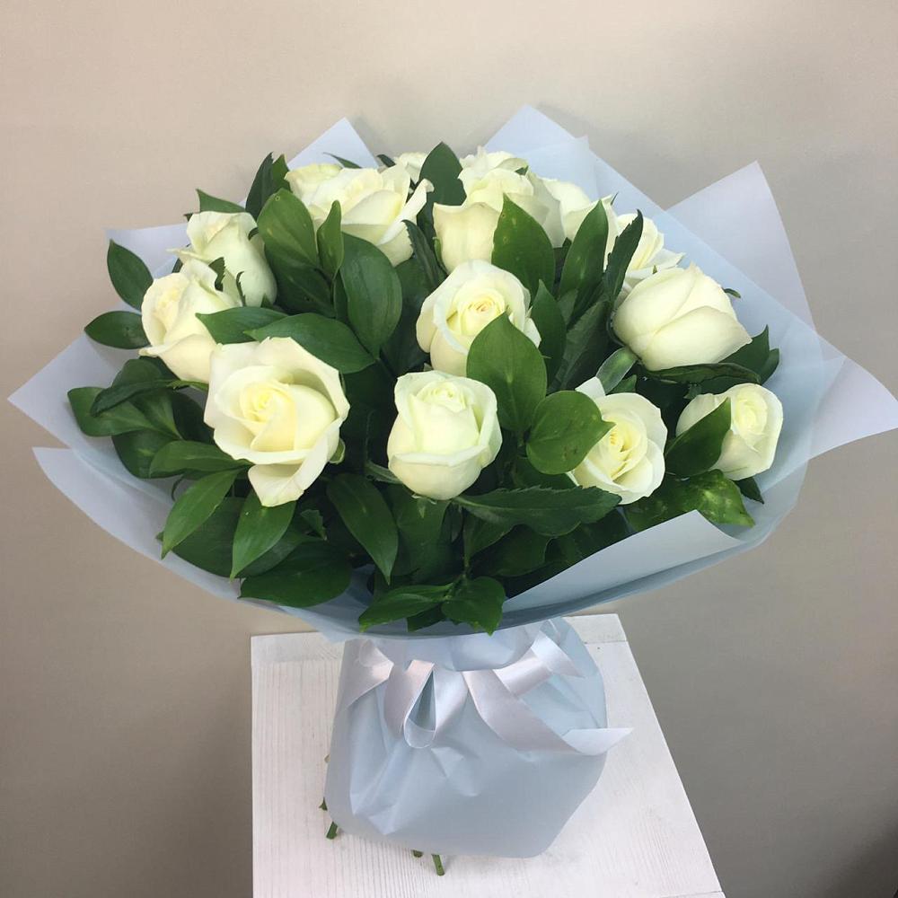 Букет 15 Белых роз Проуд в Лебяжьем Ленинградской области