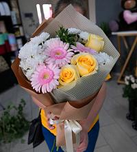 Букет цветов из:  Герберы, Розы и Хризантемы в Лебяжьем Ленинградской области