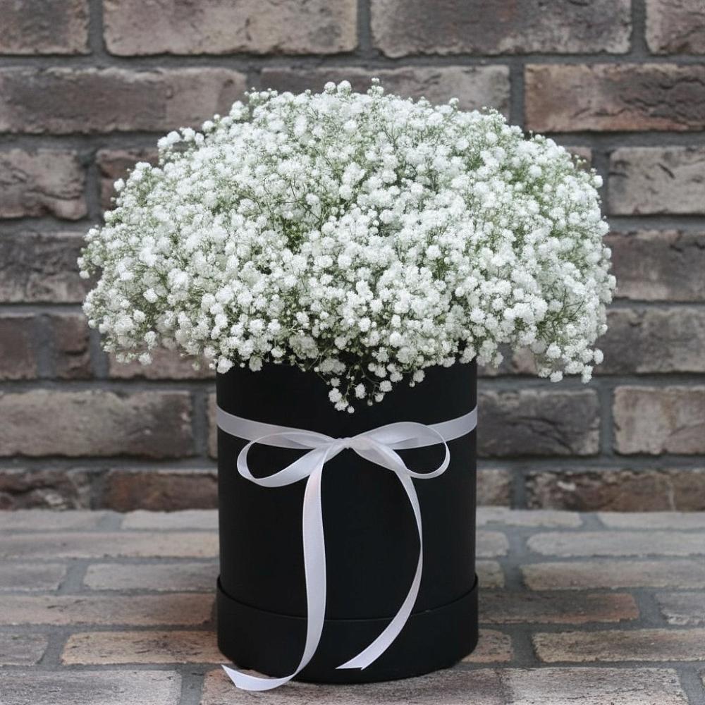 Цветочная композиция из Гипсофила в шляпной коробке в Лебяжьем Ленинградской области