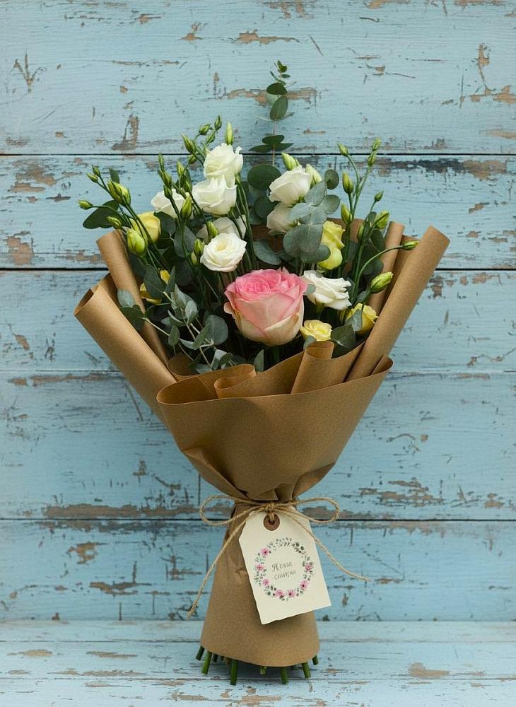 Букет цветов из: Розы и Лизиантусы в Лебяжьем Ленинградской области