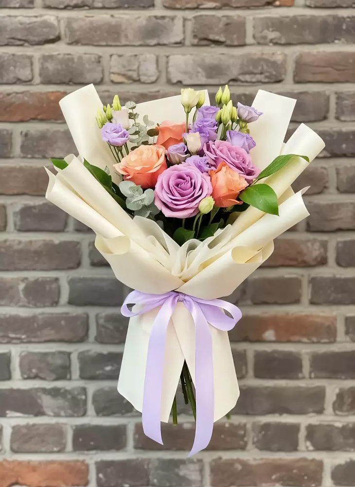 Букет цветов из: Лизиантусы и Розы в Лебяжьем Ленинградской области