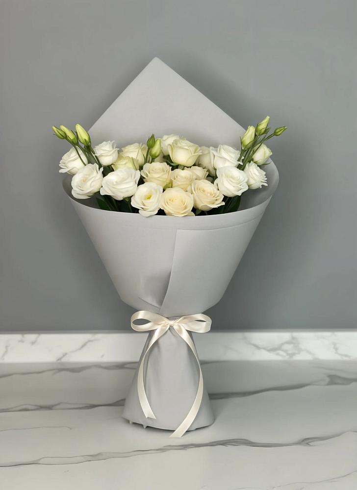 Букет цветов из: Розы и Лизиантусы в Лебяжьем Ленинградской области