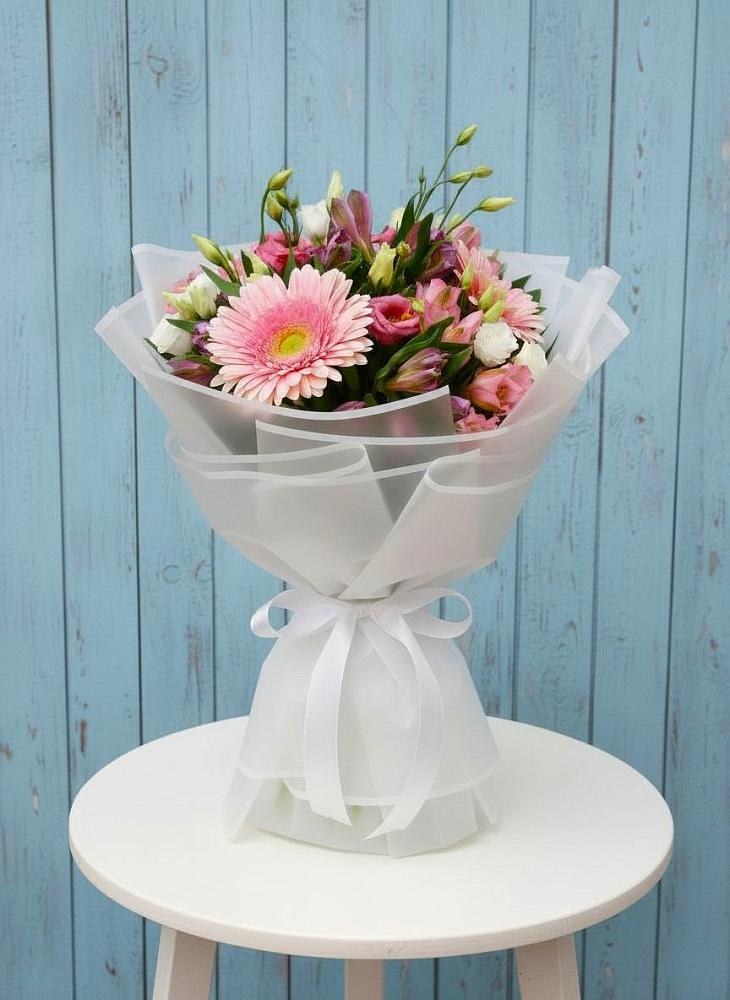 Букет цветов из: Герберы, Альстромерии и Лизиантусы в Лебяжьем Ленинградской области