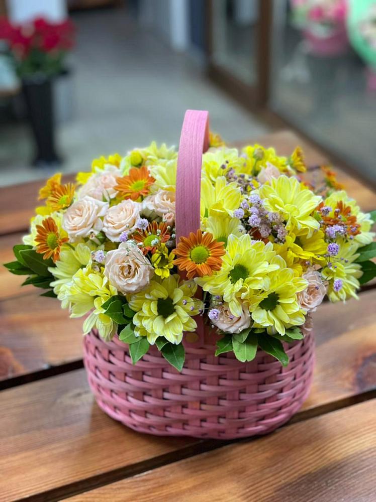 Цветочная композиция из Хризантемы и Розы в корзине в Лебяжьем Ленинградской области