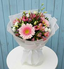 Букет цветов из:  Герберы, Альстромерии и Лизиантусы в Лебяжьем Ленинградской области