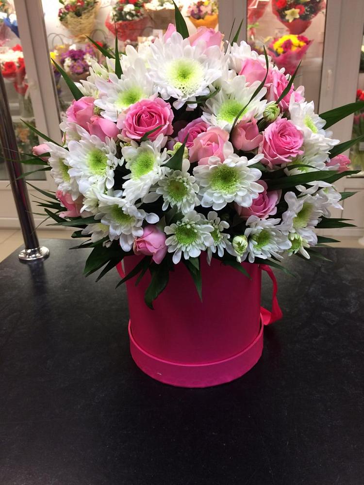 Цветочная композиция из Розы и Хризантемы в шляпной коробке в Лебяжьем Ленинградской области