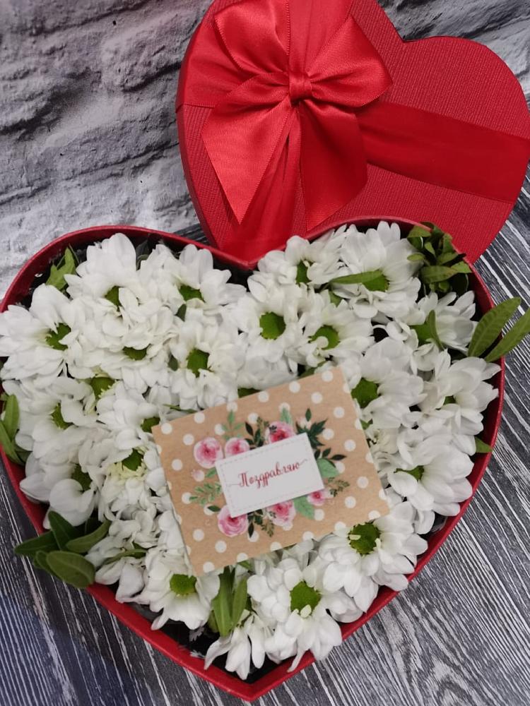 Цветочная композиция из Хризантемы в виде сердца в Лебяжьем Ленинградской области