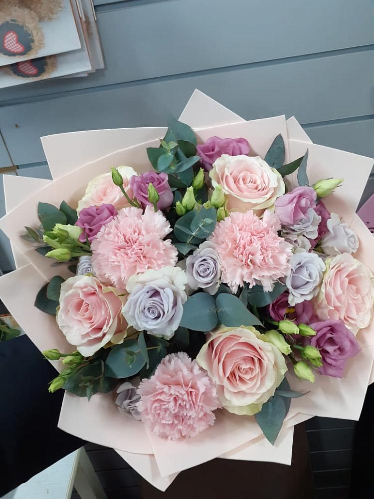 Букет цветов из: Розы, Гвоздики и Лизиантусы в Лебяжьем Ленинградской области