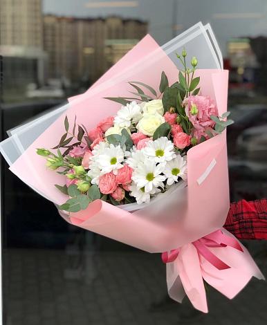 Букет цветов из: Розы, Лизиантусы и Хризантемы в Лебяжьем Ленинградской области
