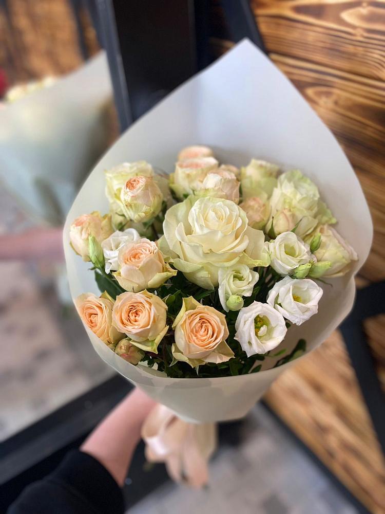 Букет цветов из: Розы и Лизиантусы в Лебяжьем Ленинградской области